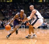 Phoenix Suns' Stephon Marbury drives to the basket around Ne
